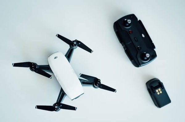 Quels sont les enjeux de la sécurité des systèmes de contrôle de vol pour les drones de surveillance aérienne ?