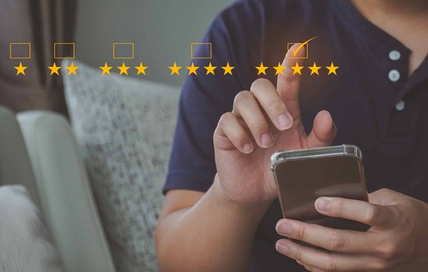Quelles sont les meilleures pratiques pour intégrer les feedbacks clients dans les formations commerciales ?