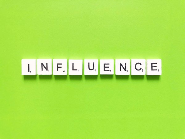 Comment les entreprises de jouets peuvent-elles utiliser le marketing d'influence pour atteindre les parents ?