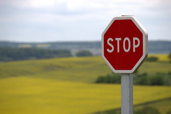 Les panneaux de signalisation : variétés, prix et normes à connaître